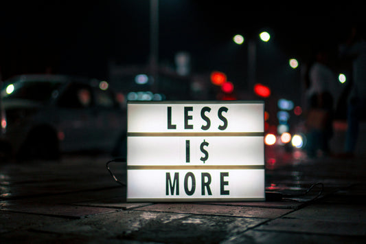"Less is more" felirat egy táblán, ami a slow fashion elvei mellett áll ki a fast fashionnel szemben