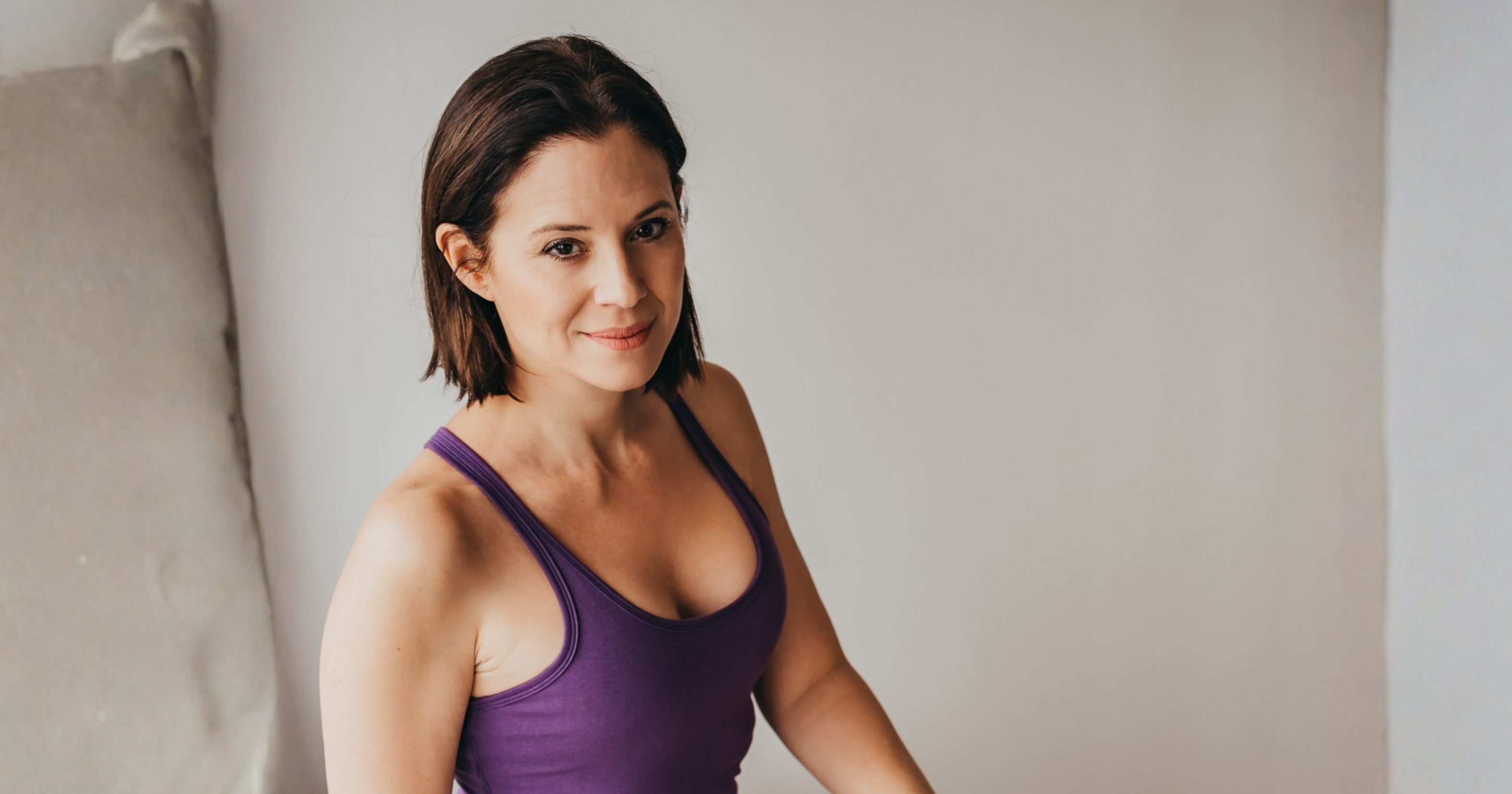 Szinetár Dóra saját organikus pamut kollekciójának felső része Szinetár Dórán, felsőtest, elölről