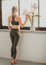 Kép betöltése a Galériamegjelenítőbe, Pasztell-Oliva