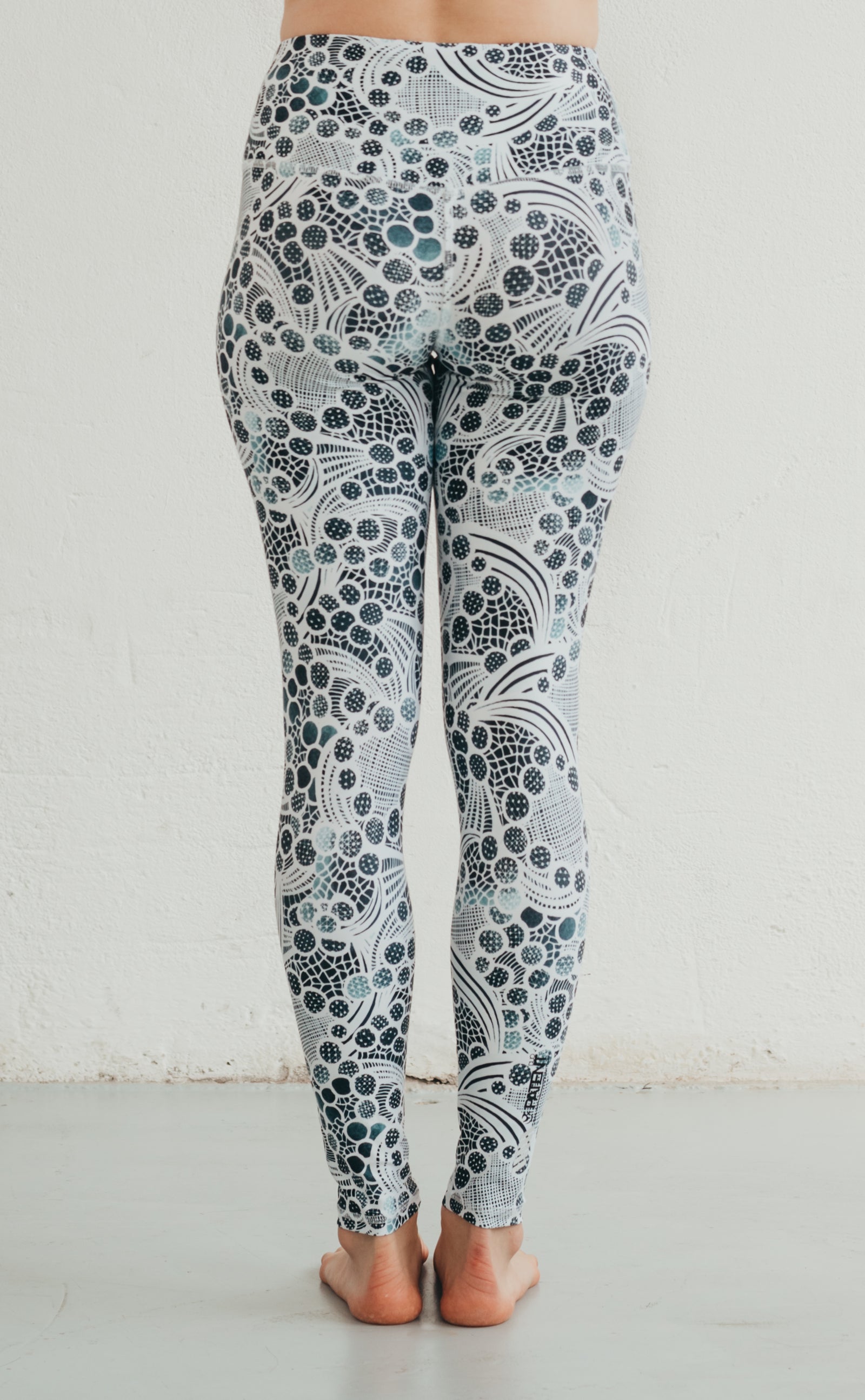 Prémium Technikai anyagú leggings - CSIPKE – Csipke mintás
