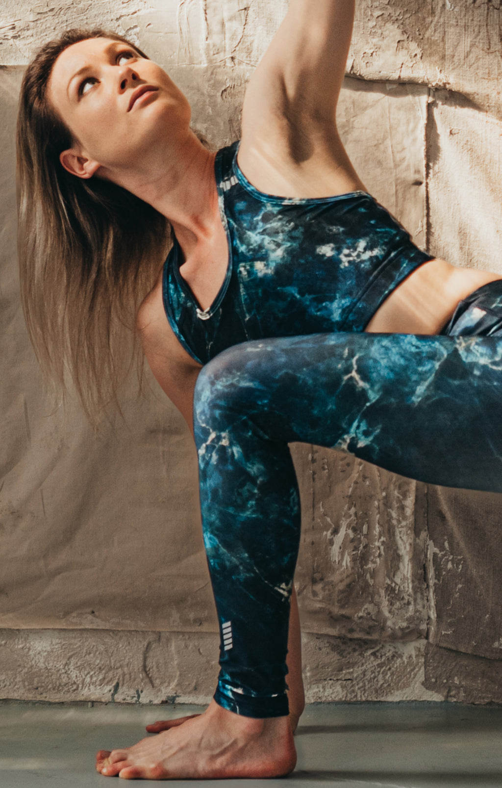 Prémium mintás Technikai sportmelltartó DARK STONE - PatentDuo