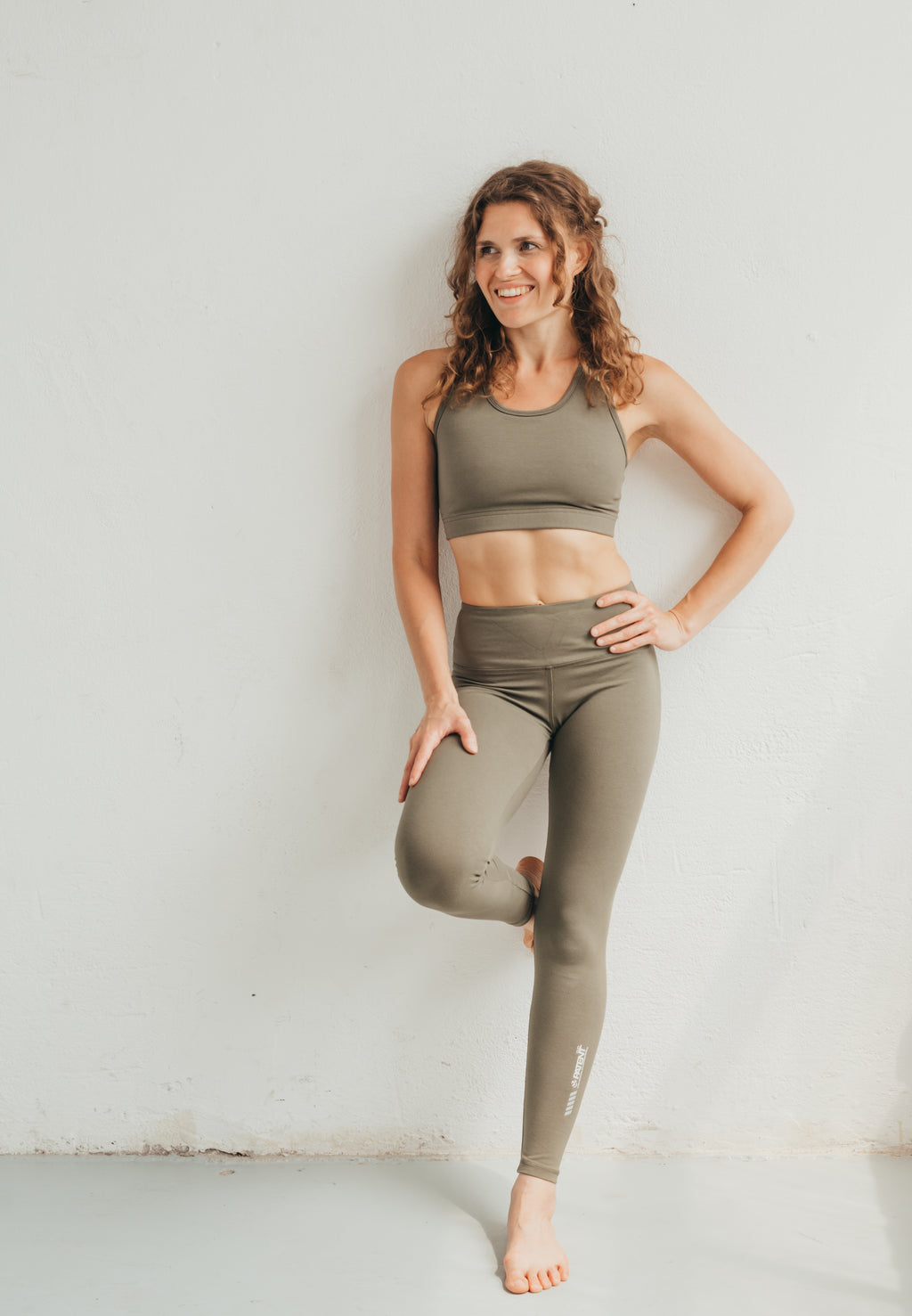 Pasztell-Oliva organikus pamut overál cica nadrág leggings szet joga pilatesre gym io pamut yoga póz yoga közeli 
