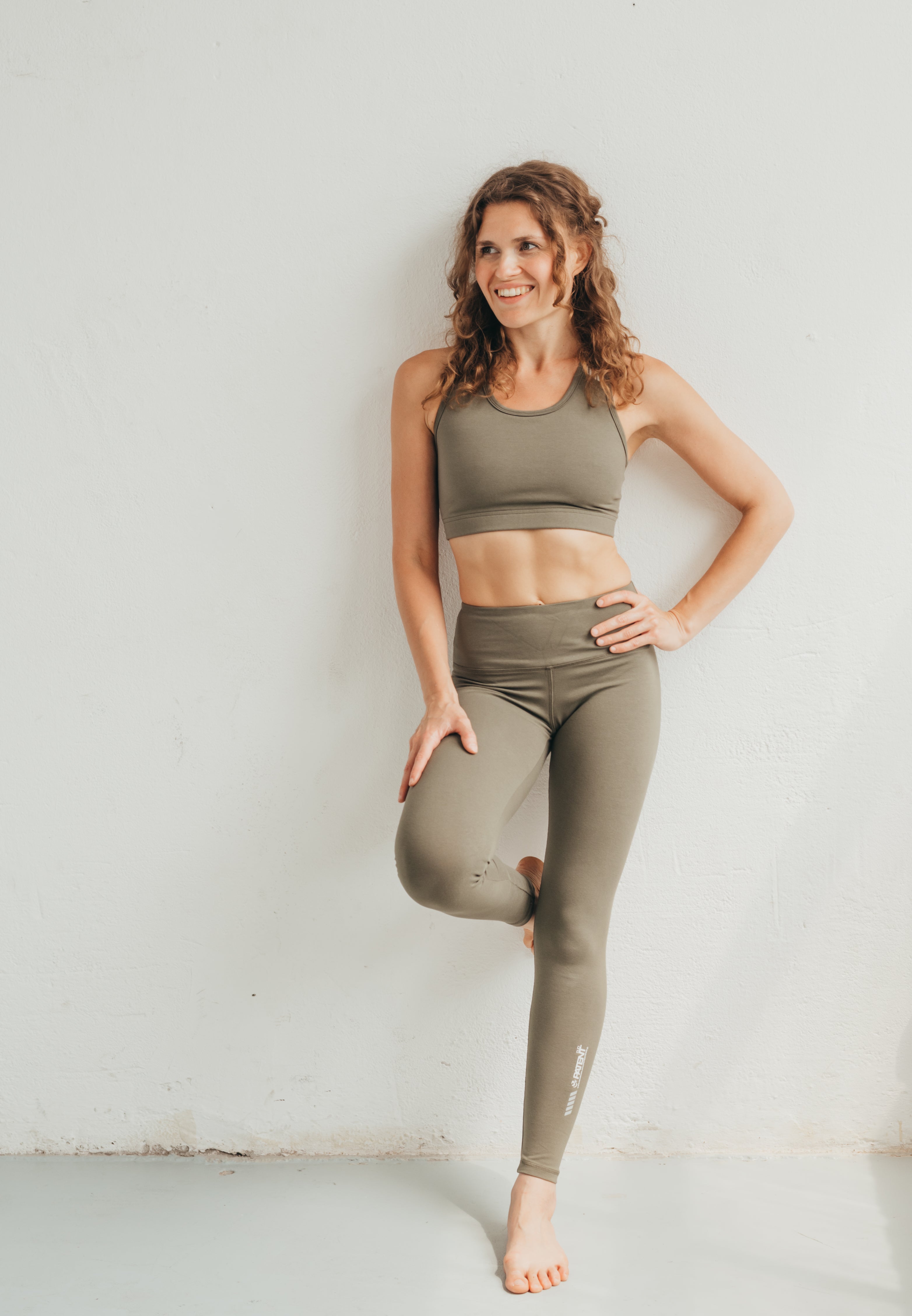 Pasztell-Oliva organikus pamut overál cica nadrág leggings szet joga pilatesre gym io pamut yoga póz yoga közeli 
