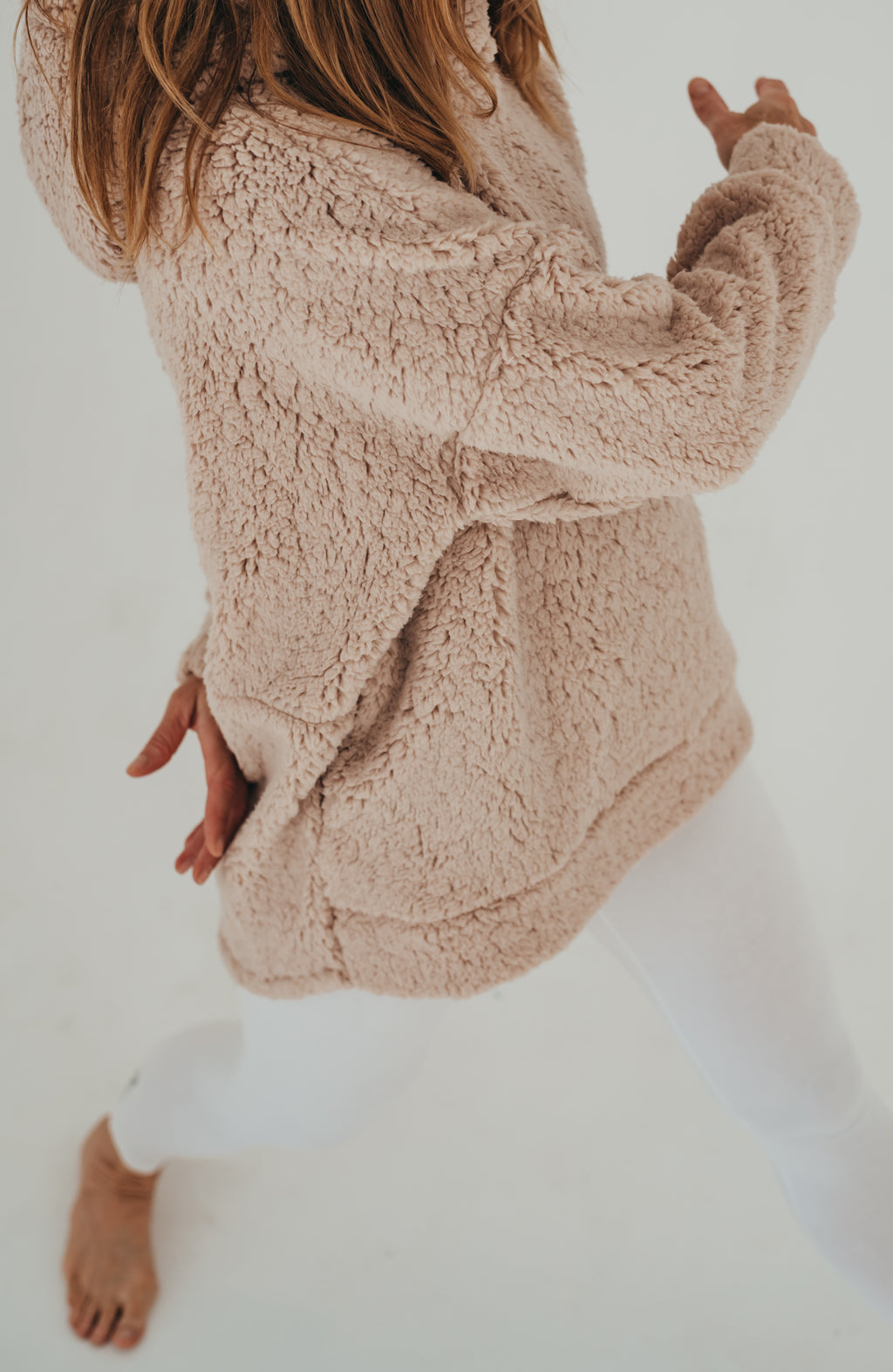 Puha recycling sherpa női pulóver őszi-téli viseletben, fenntartható slow fashion sportos felső a PatentDuo kollekcióból mokka