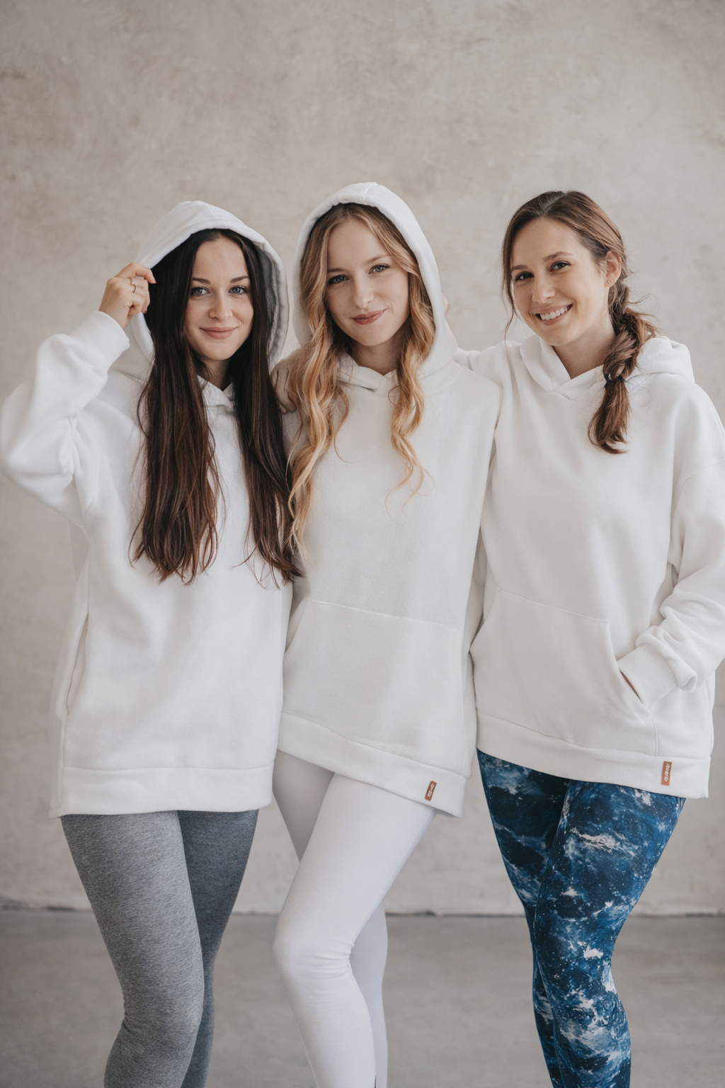 fehér pulóver pamut modelleken jóga, pilates