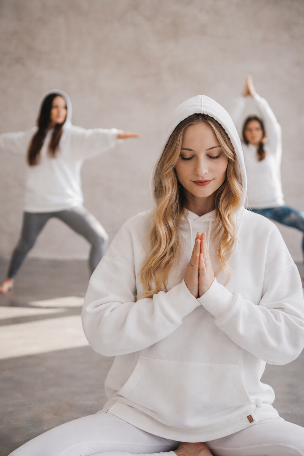 fehér pulóver pamut modelleken jóga, pilates, edzés