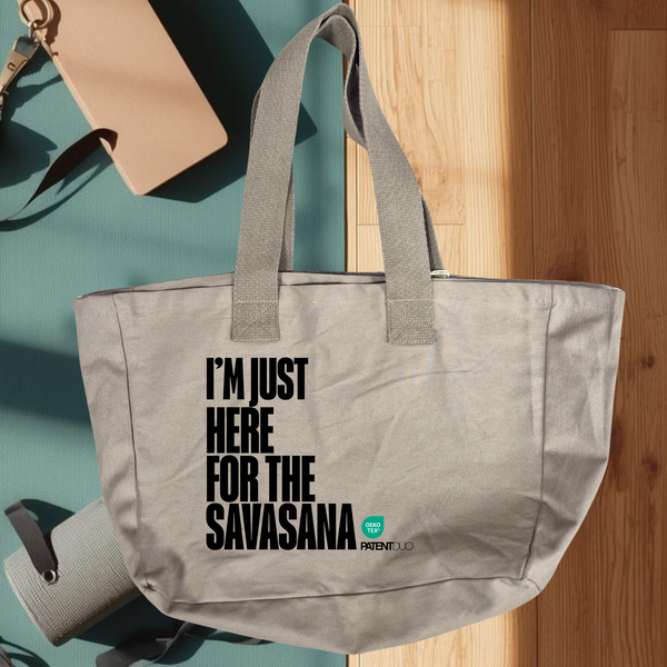 Gray A PatentDuo I'M JUST HERE FOR THE SAVASANA - Prémium pamut shopper egy világosszürke, nagy kapacitású szállítmány merész fekete szöveggel és egy kis zöld logóval, amely egy jógamatracon látható fitness kiegészítők között. szürke, gray színben – Gray