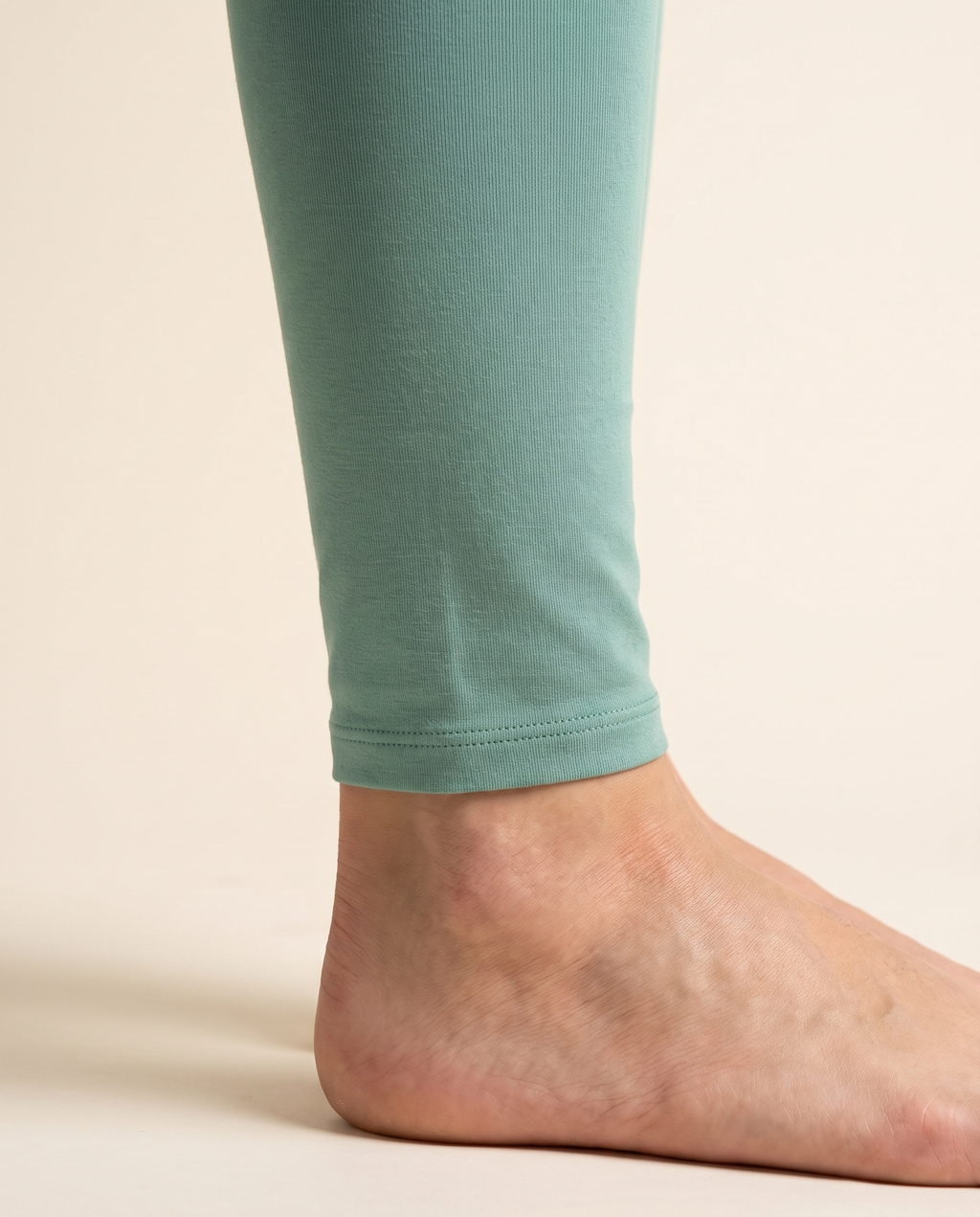 Matcha leggings – szárvég közelről