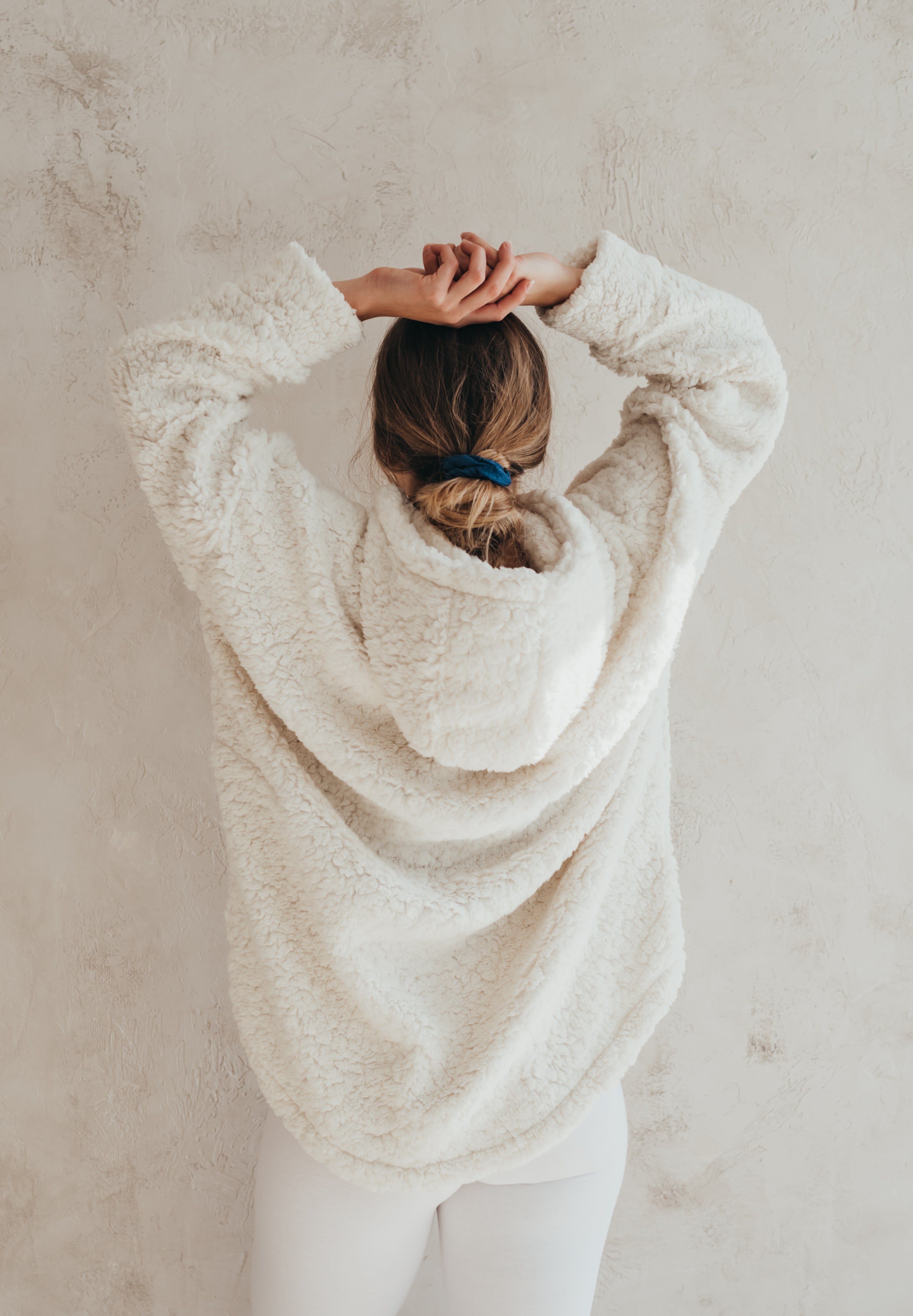 Oversize szabású női sherpa pulóver, kényelmes laza fazon, fenntartható budapesti gyártású prémium sportruházat