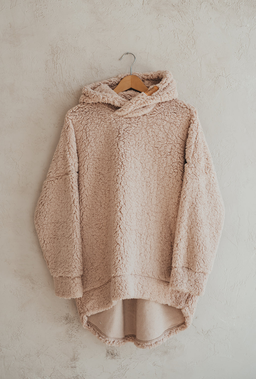 Női sherpa oversize pulóver hátulnézetből, újrahasznosított anyagból készült puha és meleg slow fashion felső