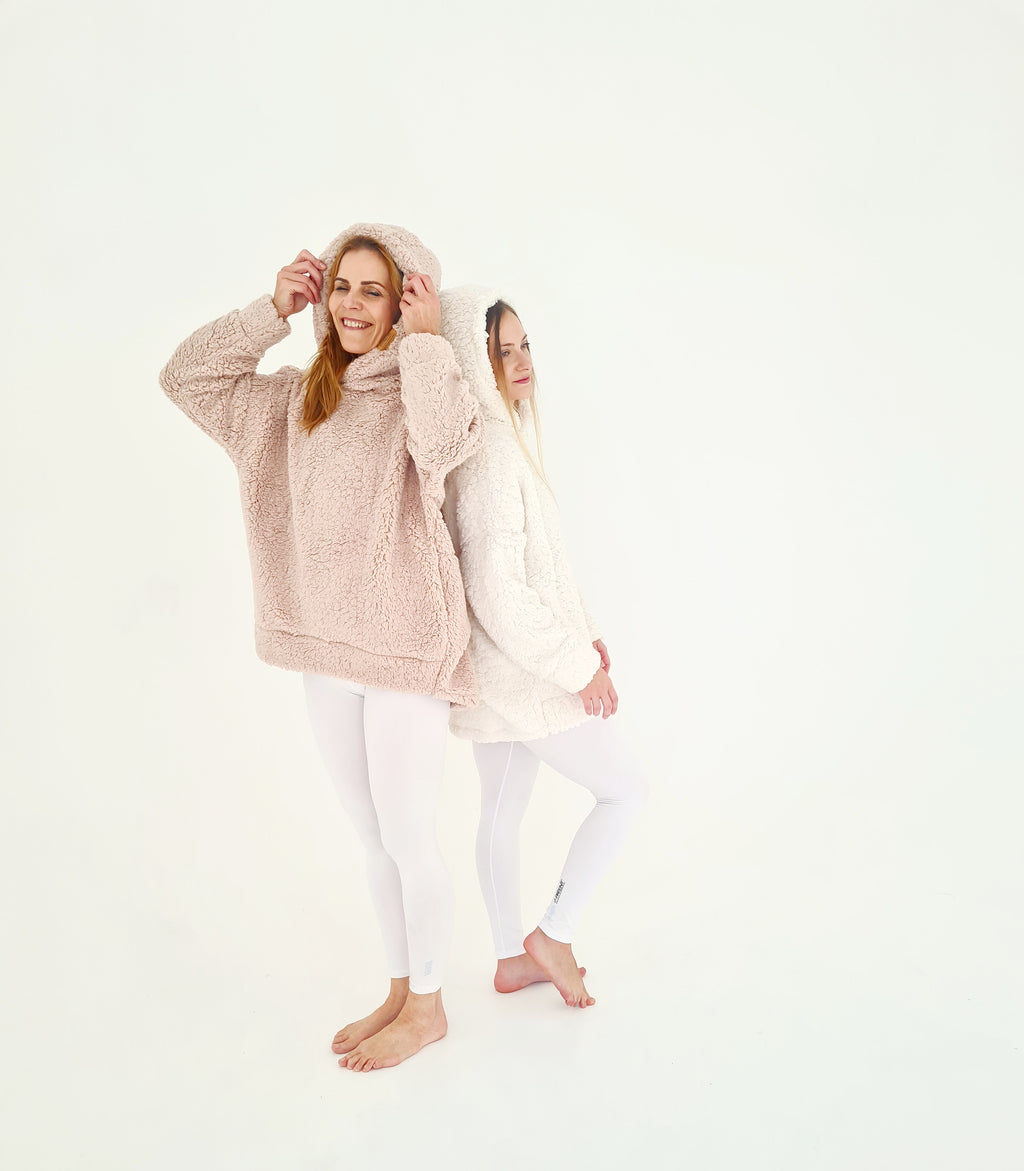Női sherpa oversize pulóver hátulnézetből, újrahasznosított anyagból készült puha és meleg slow fashion felső mokka krém együtt sherpa tavaszi kabát helyett