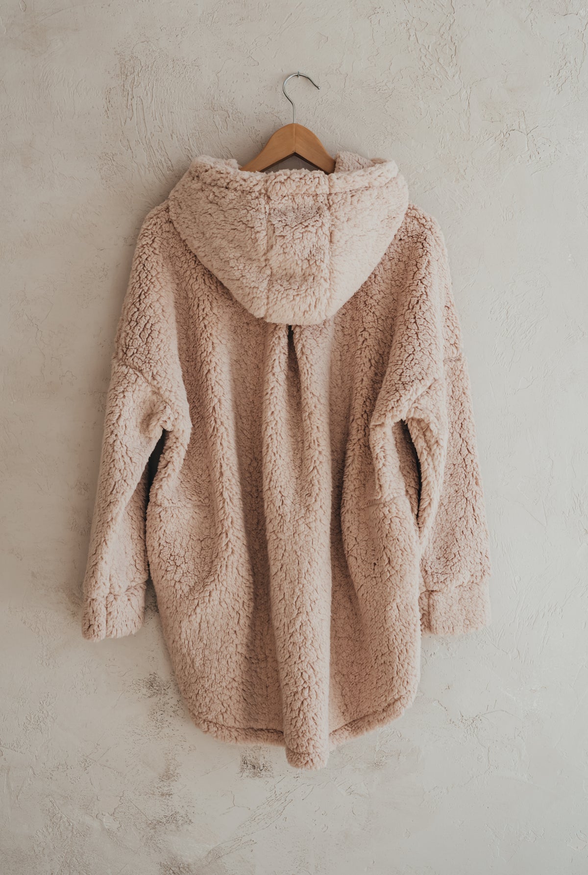 Női sherpa oversize pulóver hátulnézetből, újrahasznosított anyagból készült puha és meleg slow fashion felső mokka