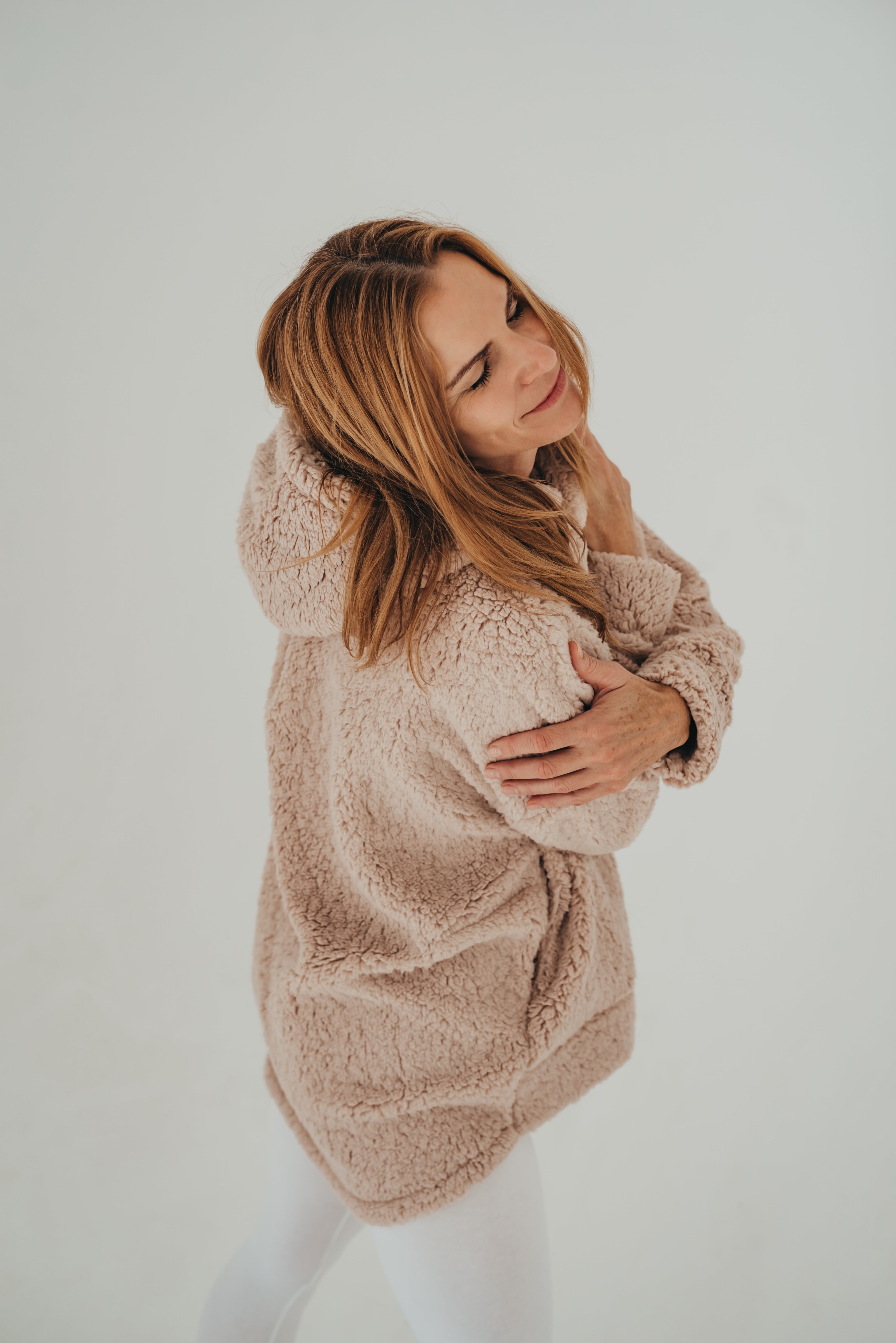 Női sherpa oversize pulóver hátulnézetből, újrahasznosított anyagból készült puha és meleg slow fashion felső mokka színben