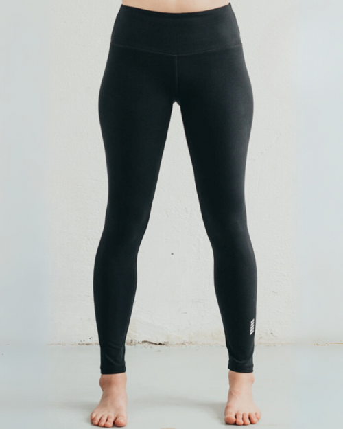 Magas derekú thermo bélelt női leggings oldalnézetből, meleg organikus pamut anyag, alakformáló szabás, fenntartható slow fashion sportruházat