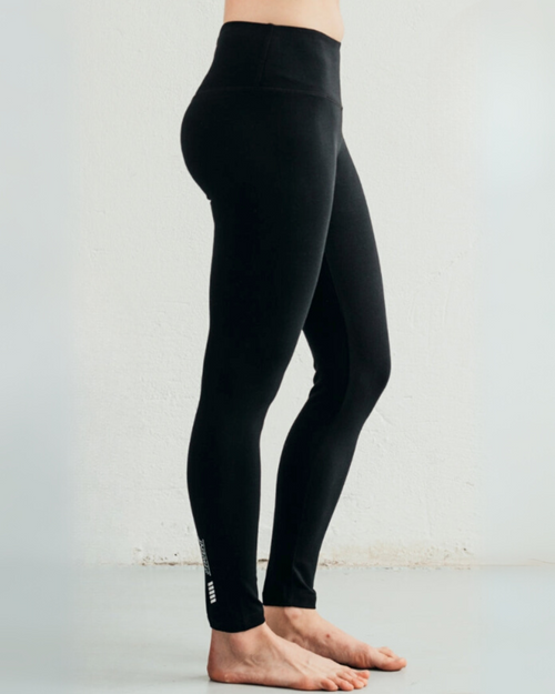 Női thermo bélelt organikus pamut leggings fekete színben, magas derekú, testhezálló fazon, OEKO-TEX minősítésű bőrbarát anyagból, téli jóga és hétköznapi viselethez – PatentDuo